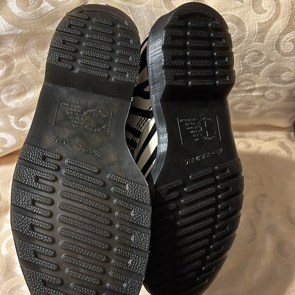 Dr. Martens zebra print boots size 7 - Picture 6 of 7